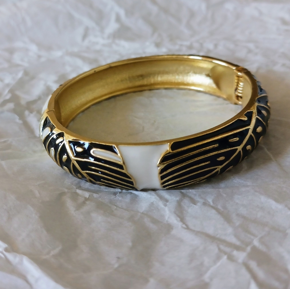 Monstera Leaf Bangle - Picture 4 of 8
